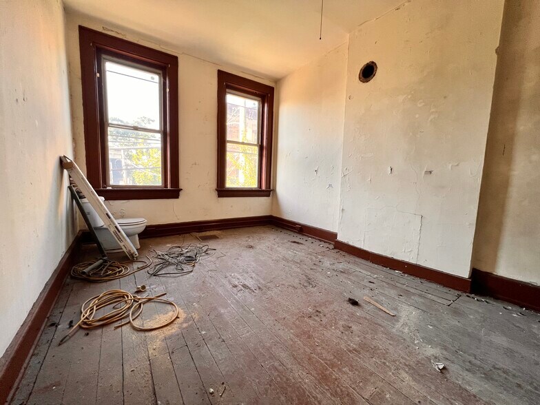 More Photos Of 422 W McMicken Ave, Cincinnati Apartments For Sale