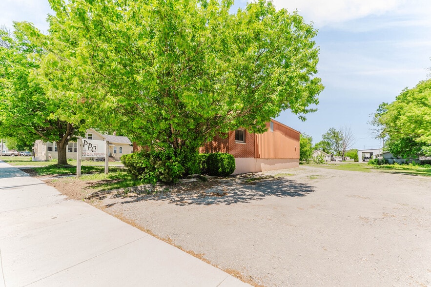 More Photos Of 526 W 11th Ave, Oshkosh Office For Sale