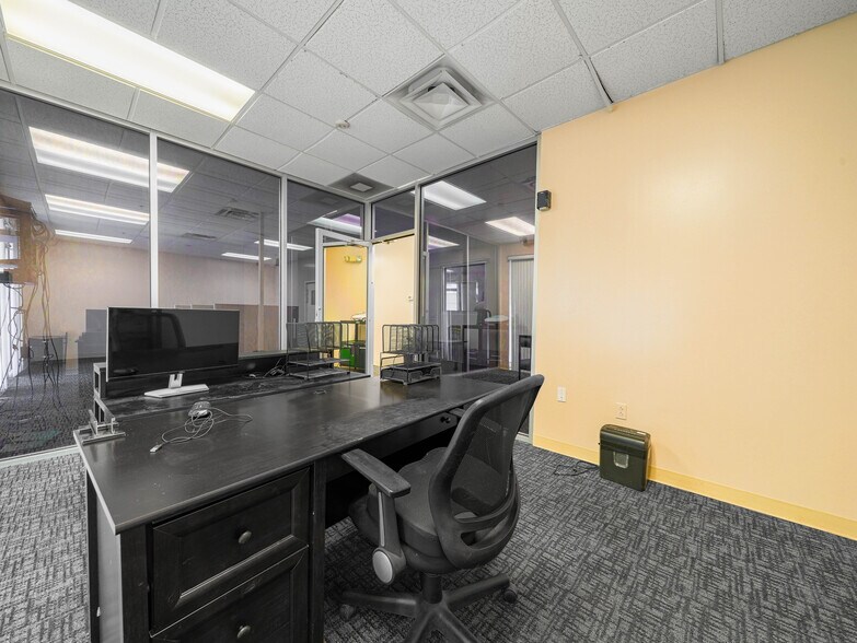 More Photos Of 6600-6626 Kingspointe Pky, Orlando Distribution For Lease