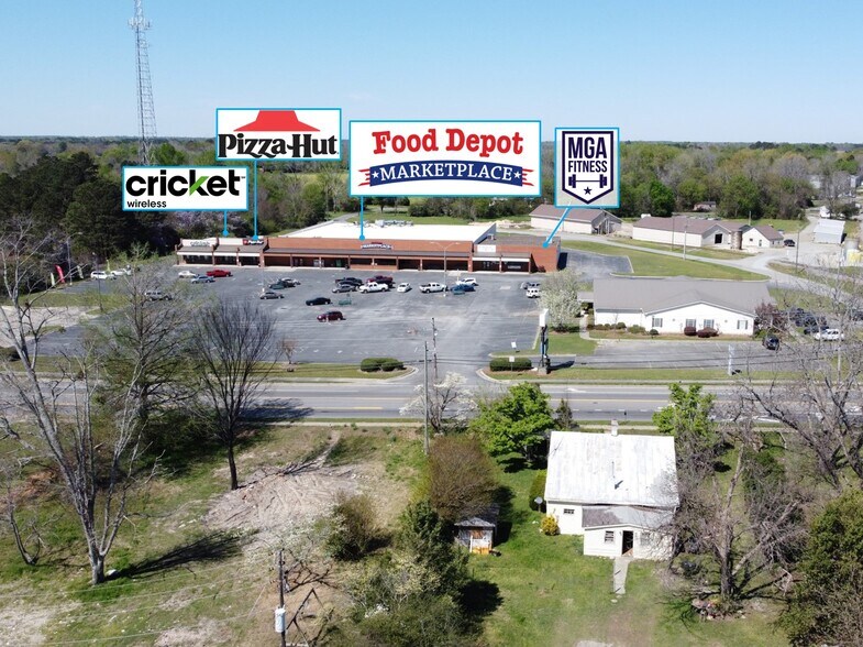 More Photos Of 140 W Dykes St, Cochran Supermarket For Lease