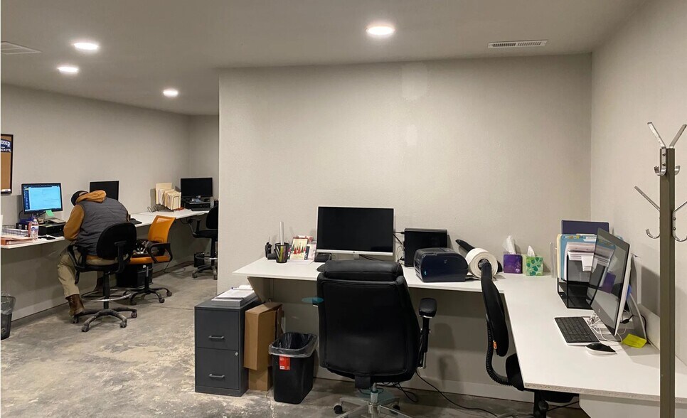 More Photos Of 19560 Lower Pleasant Ridge Rd, Caldwell Warehouse For Lease