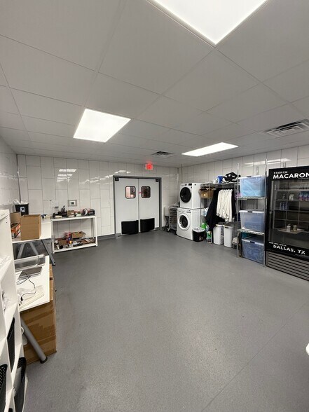 More Photos Of 117 Austin St, Garland Warehouse For Lease