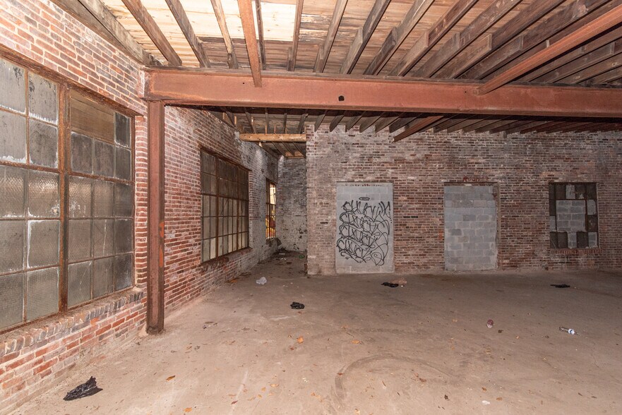 More Photos Of 804 N Franklintown Rd, Baltimore Warehouse For Sale