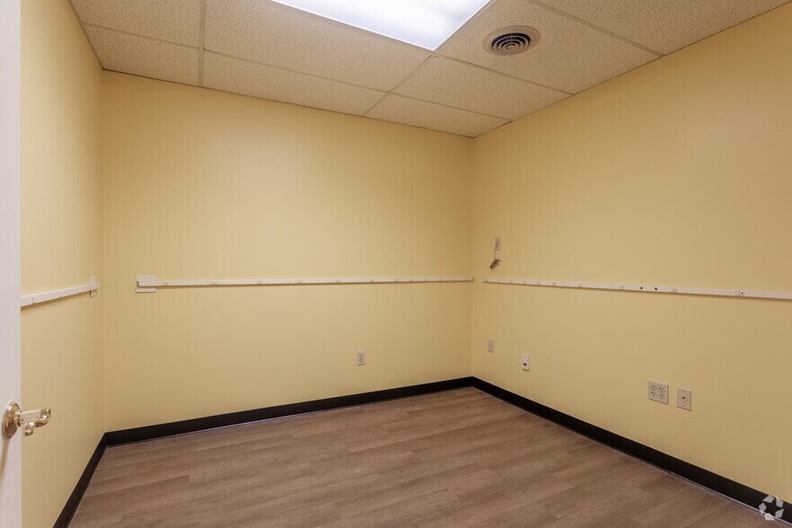 More Photos Of 5306-5346 Peters Creek Rd, Roanoke Showroom For Sale