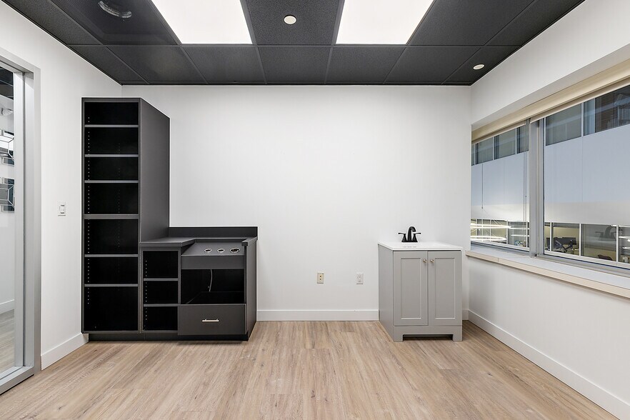 More Photos Of 801-803 W Big Beaver Rd, Troy Office For Lease