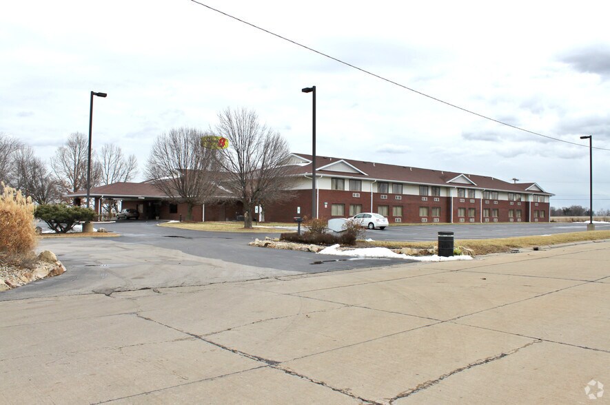 Primary Photo Of 1100 Eastgate Dr, O'Fallon Hotel For Sale