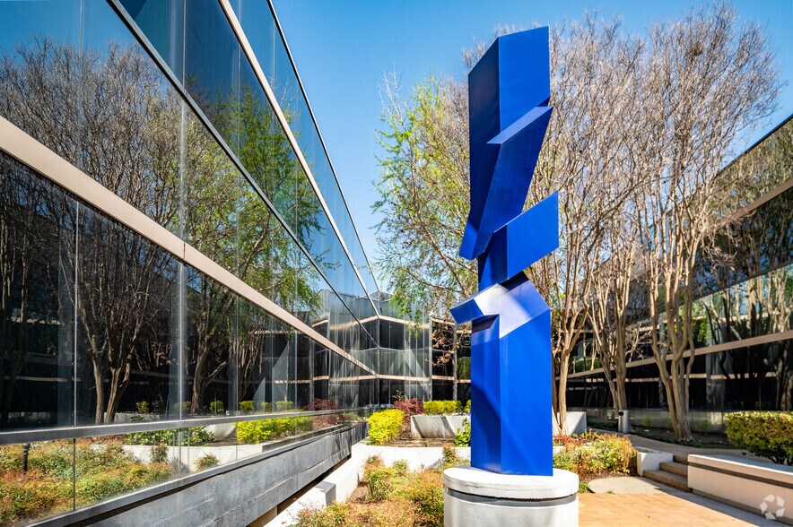 More Photos Of 4004 Belt Line Rd, Addison Unknown For Lease