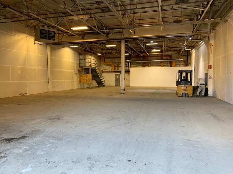 More Photos Of 4357 54 Av SE, Calgary Warehouse For Lease