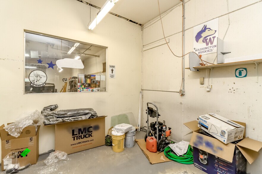 More Photos Of 3838 S Warner St, Tacoma Flex For Lease