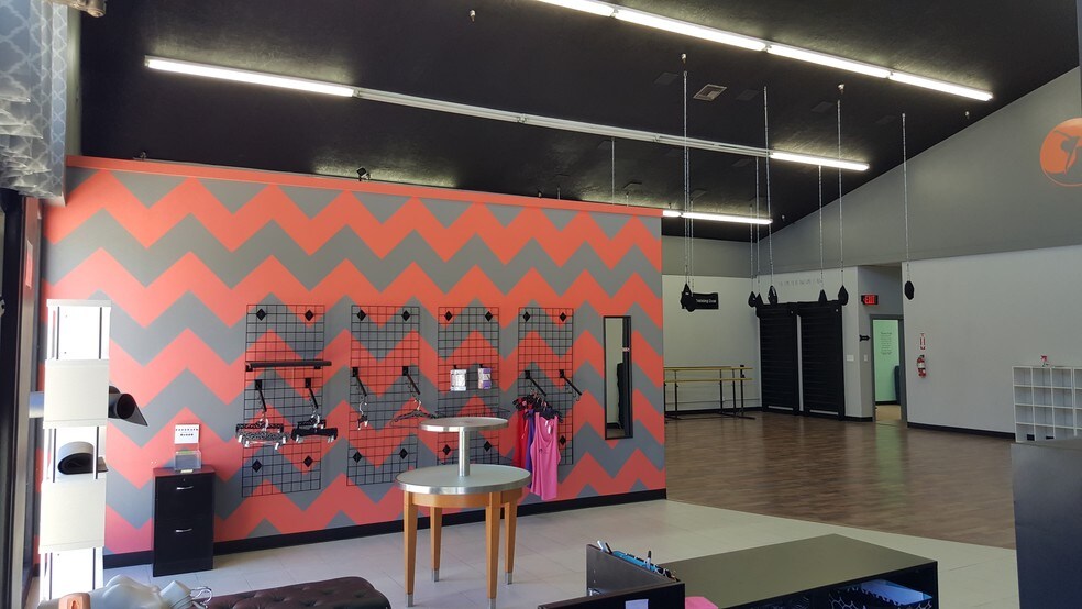 More Photos Of 2465 N Main St, Sunset Unknown For Lease