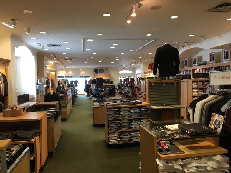 More Photos Of 72 E Main St, Babylon Storefront For Lease