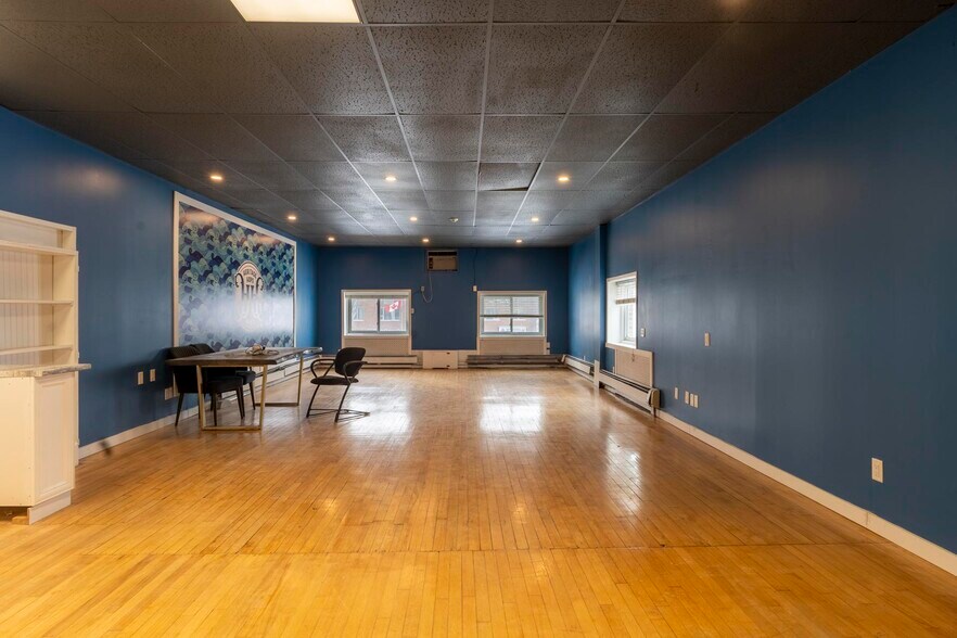 More Photos Of 21 Market Pl, Stratford Storefront Retail Residential For Sale