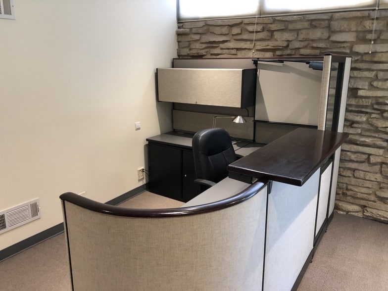 More Photos Of 512 Higgins Rd, Park Ridge Office For Lease