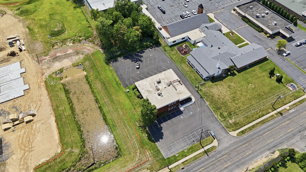 More Photos Of 1568 Woodbourne Rd, Levittown Office For Lease