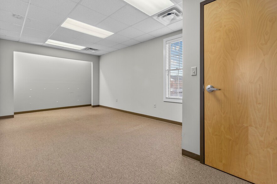 More Photos Of 811 W Main St, Carmel Storefront Retail Office For Lease