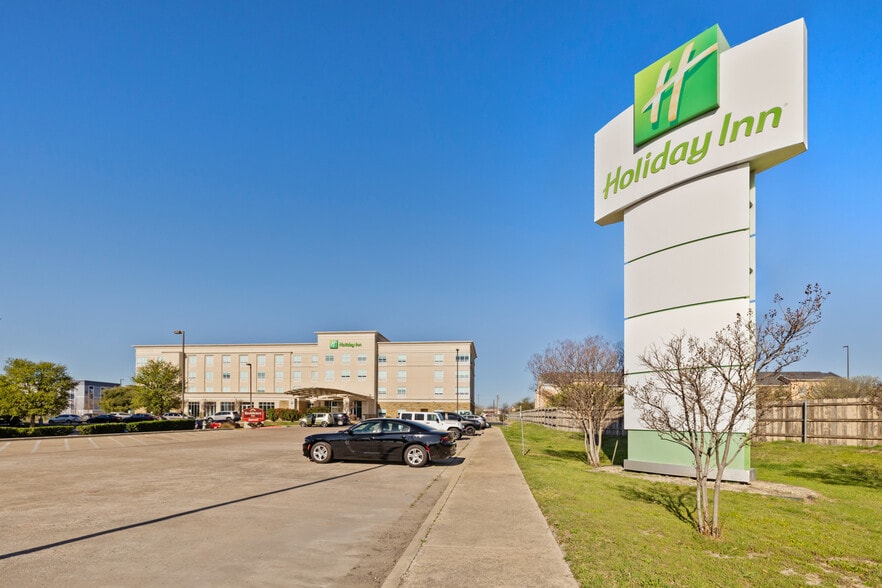More Photos Of 300 E Central Texas Expy, Killeen Hotel For Sale