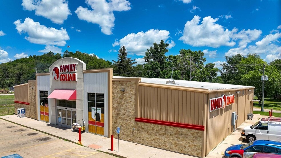 Primary Photo Of 205 N Chestnut St, Wenona Storefront For Sale