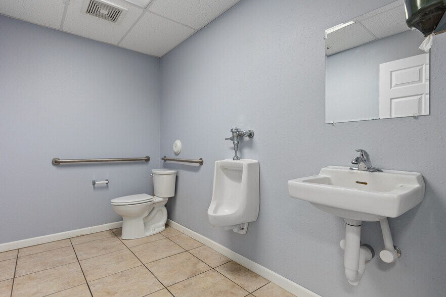 More Photos Of 20586 Old Route 66 Hwy, Staunton Office For Sale