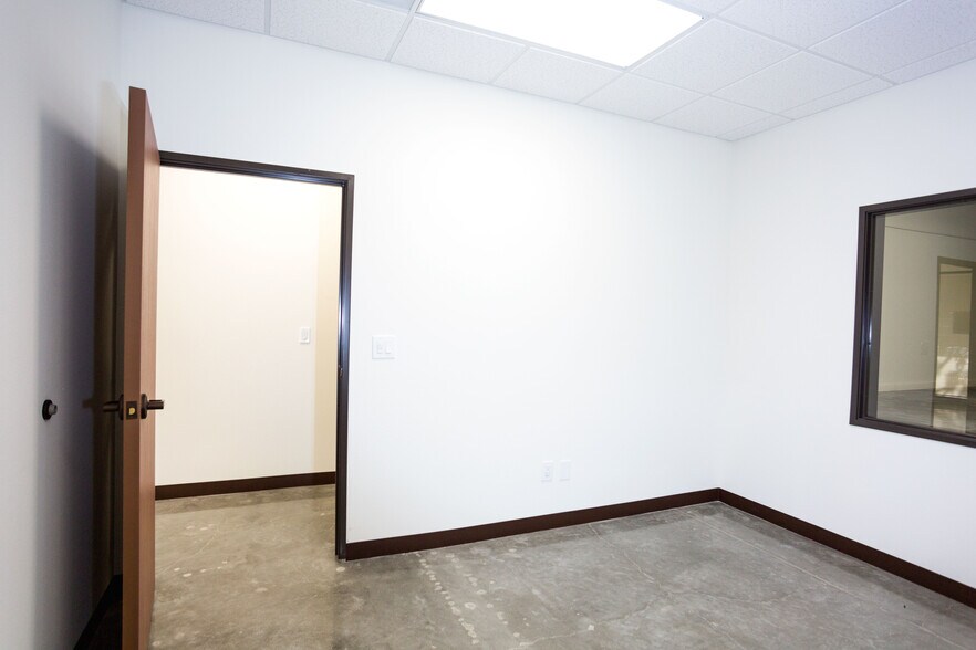 More Photos Of 4572 Telephone Rd, Ventura Warehouse For Lease