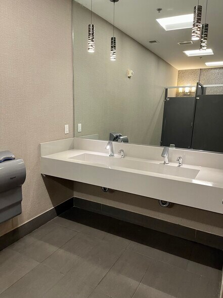 More Photos Of 175 SW 7th St, Miami Medical For Sale