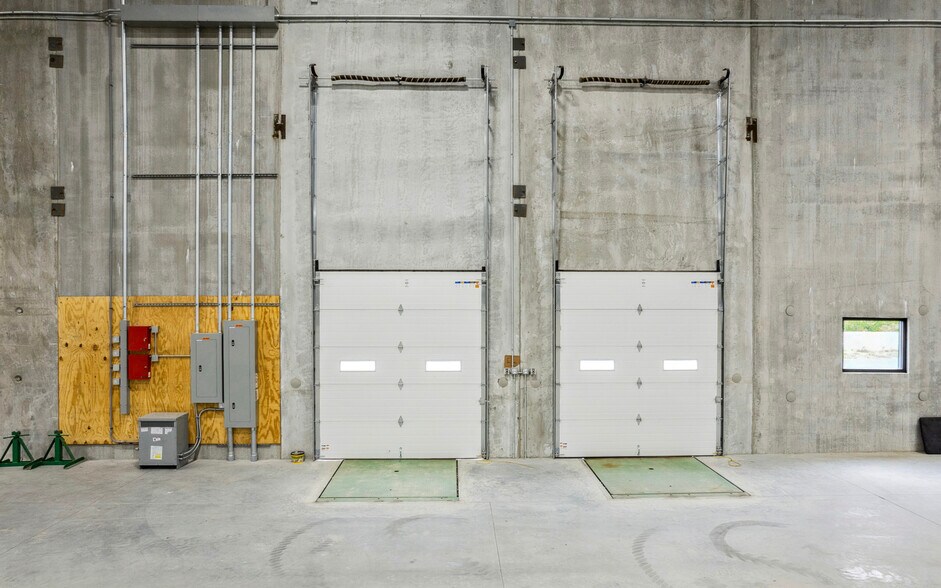 More Photos Of 46 Old Ferry Rd, Methuen Warehouse For Lease