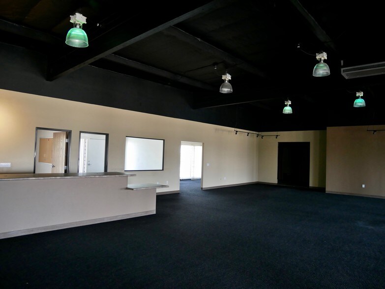 More Photos Of 1365-1371 Del Norte Rd, Camarillo Showroom For Sale