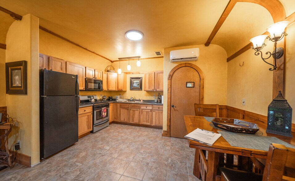 More Photos Of 295 Panthers Den Rd, Makanda Hotel For Sale