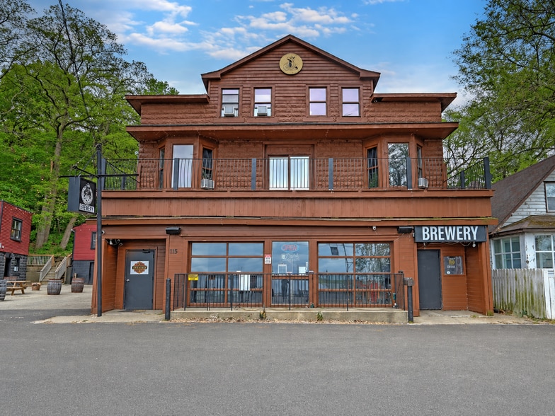 Primary Photo Of 115 Nippersink Blvd, Fox Lake Hospitality For Sale