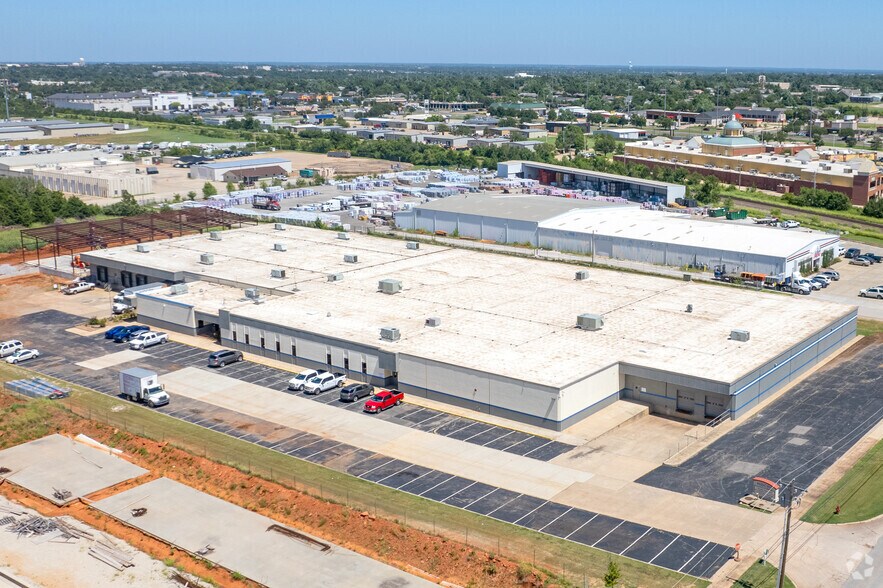 More Photos Of 401 W 33rd St, Edmond Warehouse For Lease