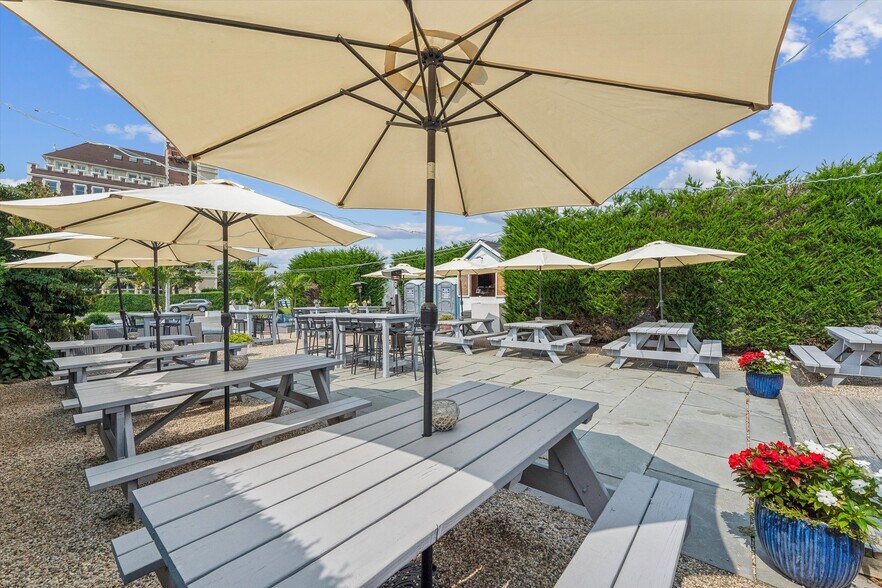 More Photos Of 63 S Euclid Ave, Montauk Restaurant For Sale
