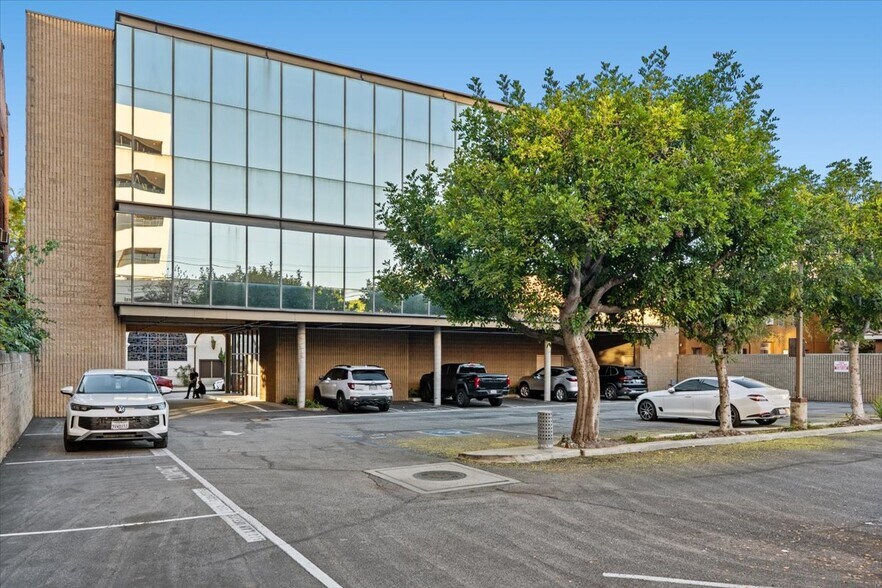 More Photos Of 220 S Kenwood St, Glendale Office For Lease