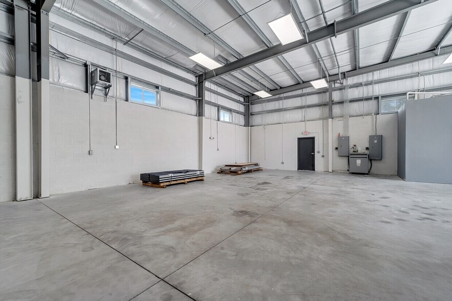 More Photos Of 560 Barry St, Orlando Warehouse For Sale