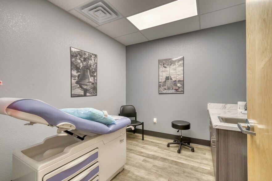 More Photos Of 2006 East Main, Madisonville Medical For Lease