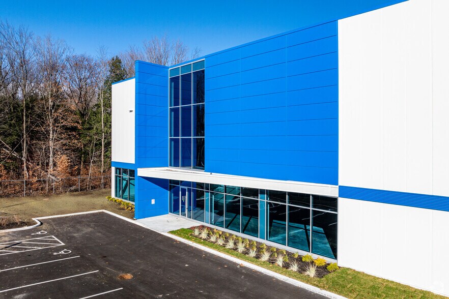 More Photos Of 4915 Rue Louis B Mayer, Laval Warehouse For Lease