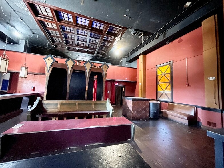 More Photos Of 209-211 E Chicago St, Elgin Bar For Sale