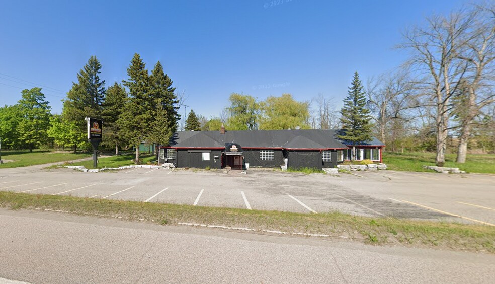 Primary Photo Of 5567 Yonge St, Innisfil Restaurant For Lease