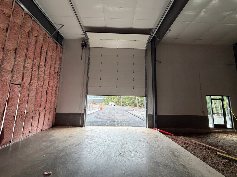 More Photos Of 135 Business Drive park, Bristol Industrial For Lease