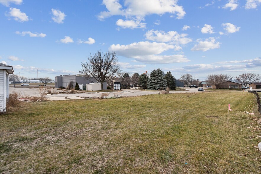 More Photos Of 10 Plaza Dr, Clear Lake General Retail For Sale