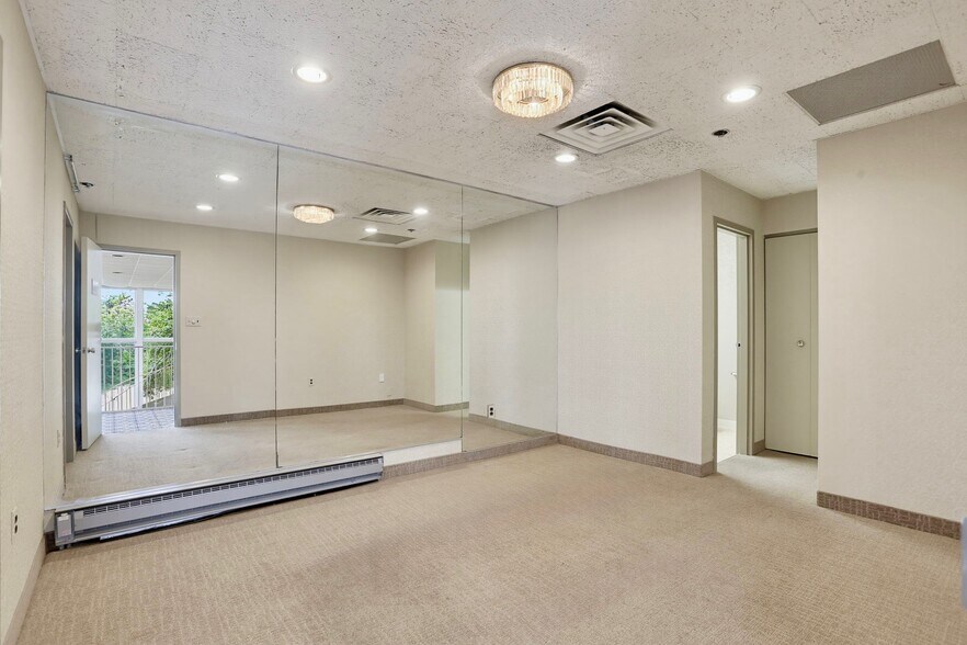 More Photos Of 505 Jermor Ln, Westminster Restaurant For Lease
