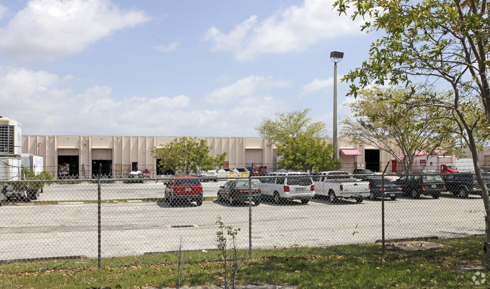 More Photos Of 950 W 13th St, Riviera Beach Warehouse For Lease