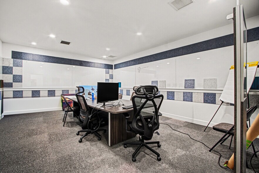 More Photos Of 4025 Radio Rd, Naples Showroom For Sale