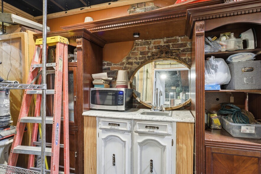 More Photos Of 10 S Side Sq, Cooper Freestanding For Sale