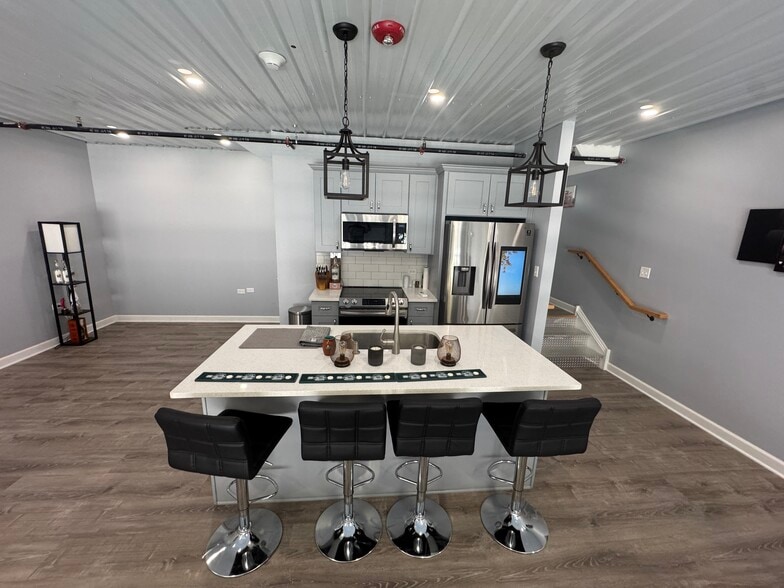 More Photos Of 2244 Ferry Rd, Naperville Flex For Sale