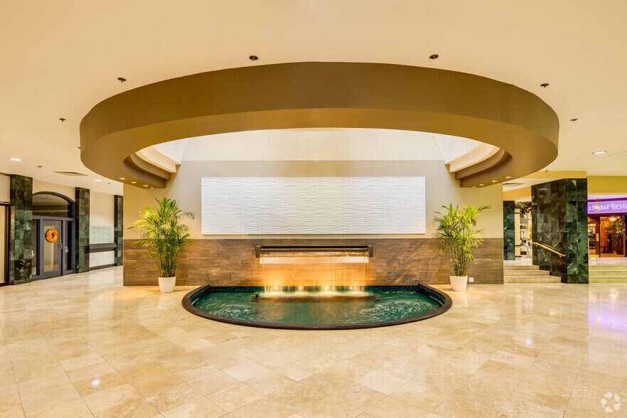 More Photos Of 1900 NW Expressway, Oklahoma City Office For Lease