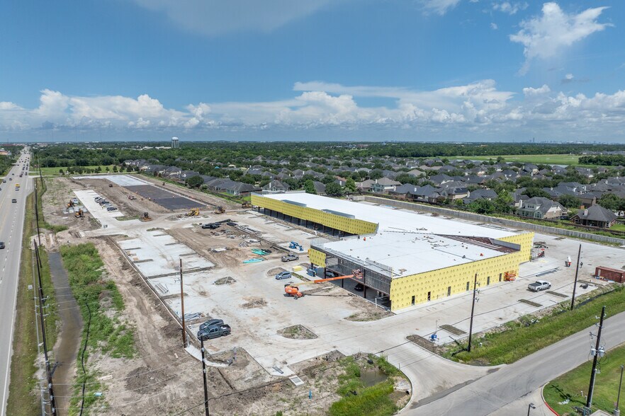 More Photos Of 7529 Broadway St, Pearland General Retail For Lease