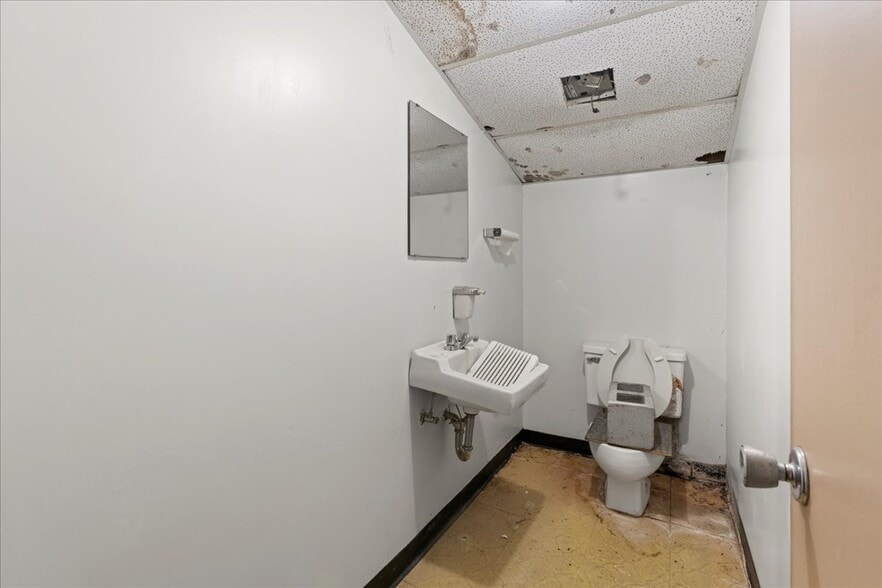 More Photos Of 1001 NE Waldo Rd, Gainesville Office For Sale