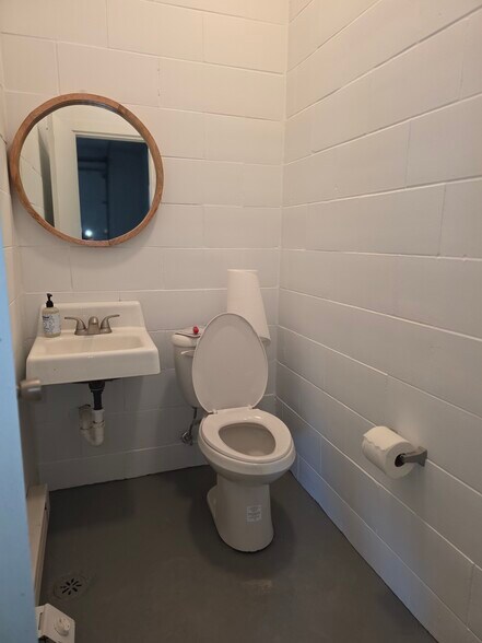 More Photos Of 520 S Prospect Ave, Hartville Flex For Lease