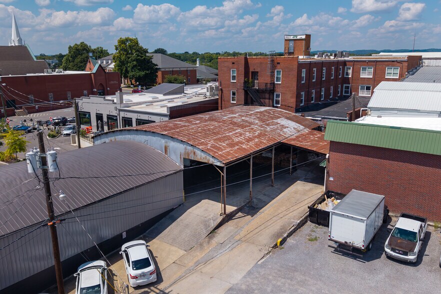 More Photos Of 108 W Smith St, Gallatin Showroom For Lease