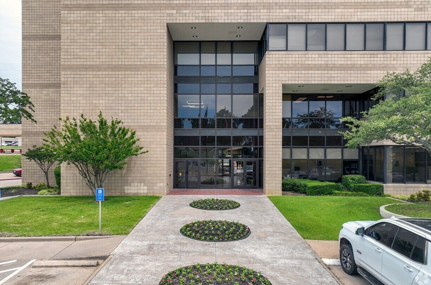 More Photos Of 3301 Golden Rd, Tyler Office For Lease