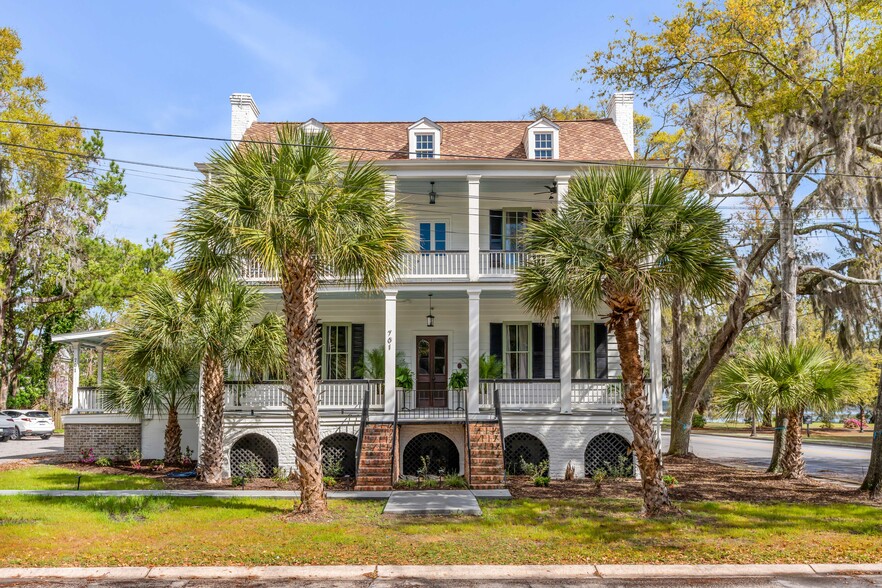 Primary Photo Of 701 Greene St, Beaufort Hotel For Sale